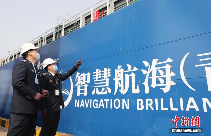 Primeiro navio porta-contêiner n?o tripulado da China realiza viagem inaugural