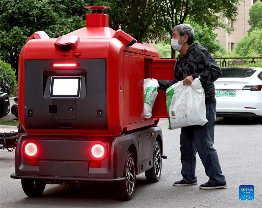 Shanghai usa veículos de entrega n?o tripulados para distribuir suprimentos aos moradores