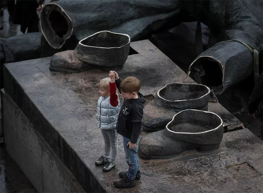 Ucrania destroi estátua que comemorava amizade com a Rússia em Kiev