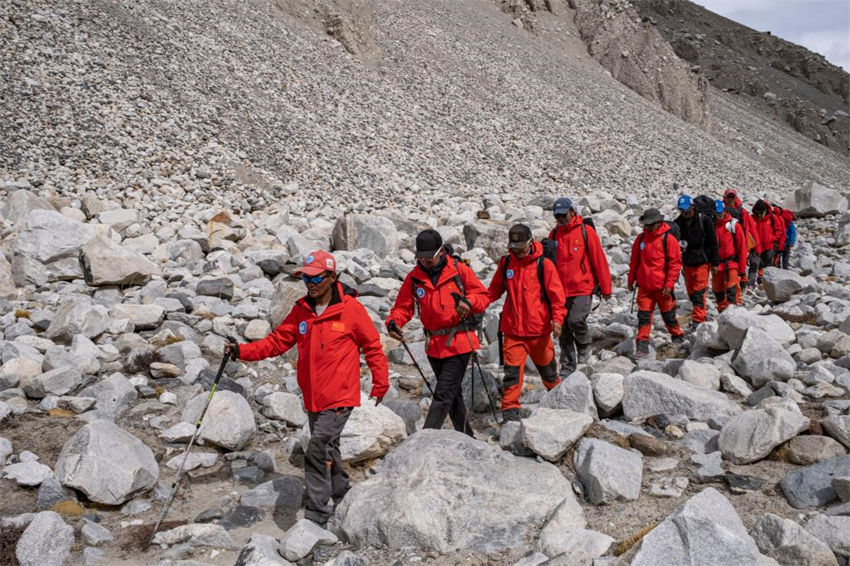 Equipe de expedi??o científica chinesa retorna em seguran?a ao acampamento-base do Monte Qomolangma