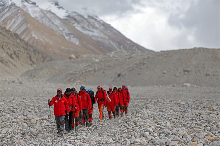 Equipe de expedi??o científica chinesa retorna em seguran?a ao acampamento-base do Monte Qomolangma
