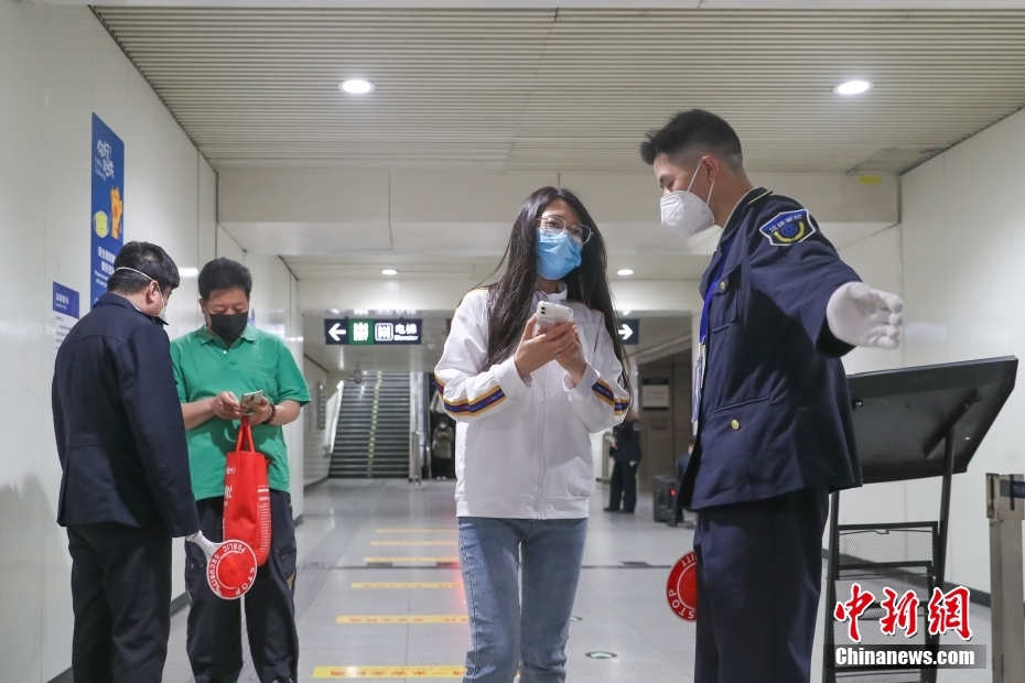 Beijing: principais esta??es de ?nibus e metr? passam a exigir código de saúde para embarque