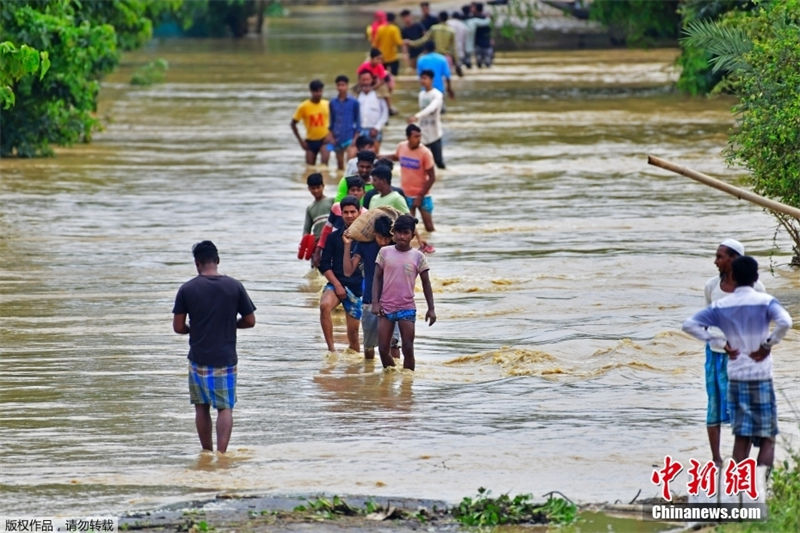índia: inunda??es causam mais de 800 mil desabrigados no estado de Assam