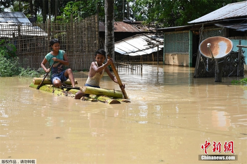 índia: inunda??es causam mais de 800 mil desabrigados no estado de Assam