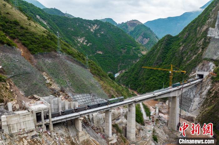 Galeria: constru??o da sec??o Emei-Mianning da ferrovia Chengdu-Kunming