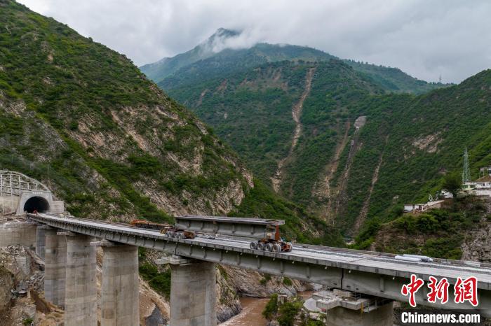 Galeria: constru??o da sec??o Emei-Mianning da ferrovia Chengdu-Kunming