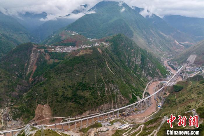 Galeria: constru??o da sec??o Emei-Mianning da ferrovia Chengdu-Kunming