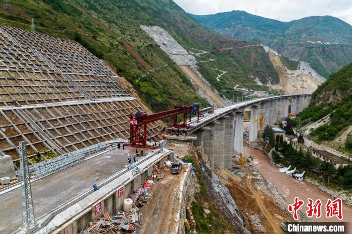 Galeria: constru??o da sec??o Emei-Mianning da ferrovia Chengdu-Kunming