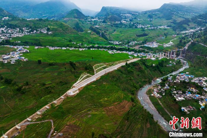 Galeria: constru??o da sec??o Emei-Mianning da ferrovia Chengdu-Kunming