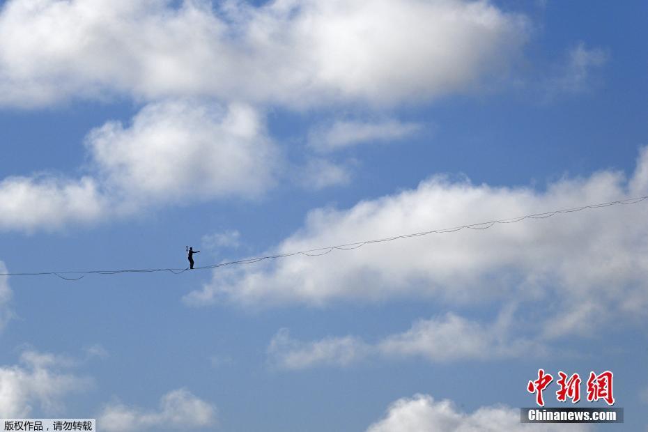 Aventureiro francês bate recorde mundial ao andar 2,2 km em cabos de a?o aéreos