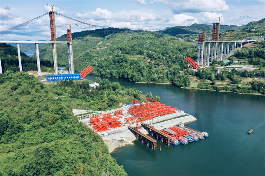 Galeria: ponte maci?a em Guizhou come?a a ganhar forma