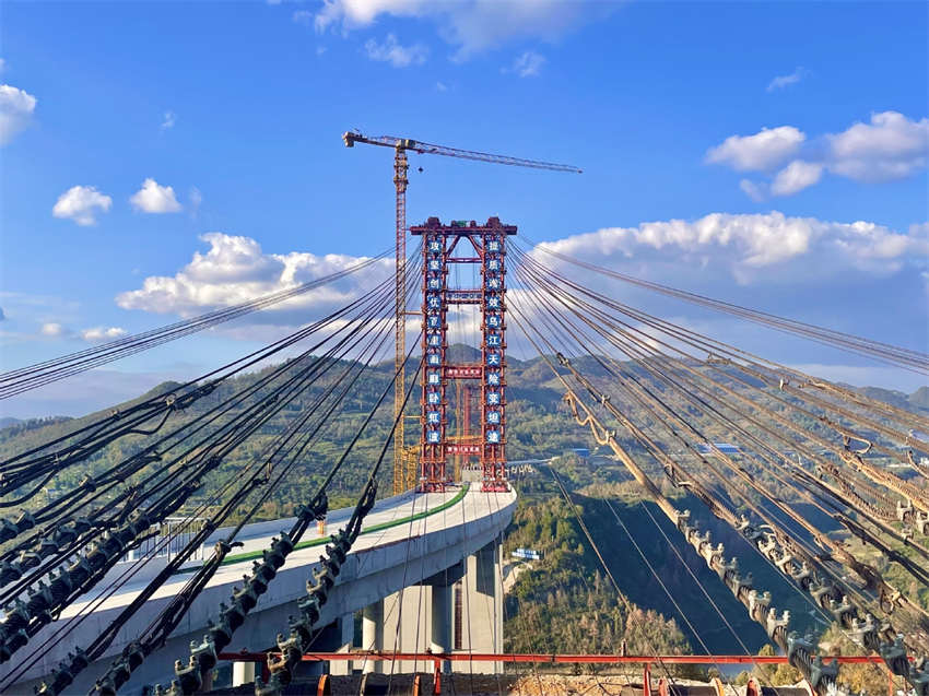 Galeria: ponte maci?a em Guizhou come?a a ganhar forma