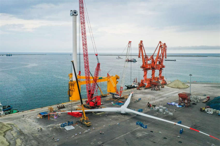 Primeira turbina eólica flutuante de alto mar da China 