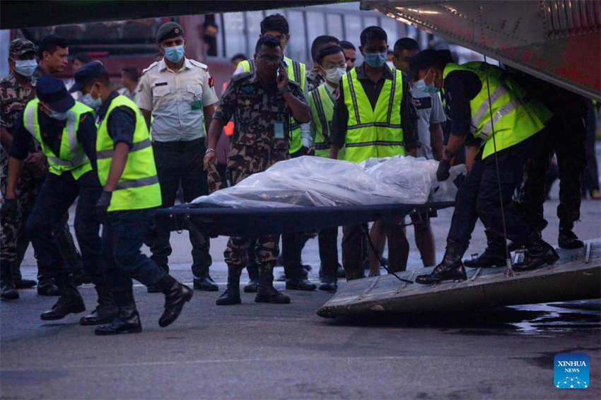 21 corpos s?o encontrados no local da queda do avi?o nepalês