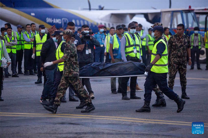 21 corpos s?o encontrados no local da queda do avi?o nepalês