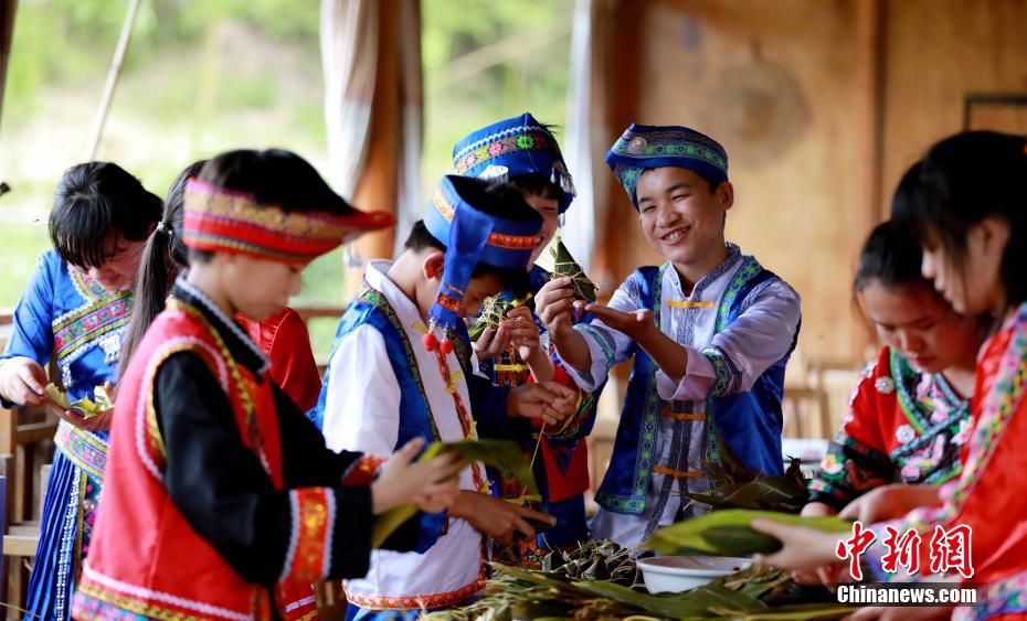 Pessoas fazem “zongzi” para receber Festival do Barco do Drag?o em Guangxi
