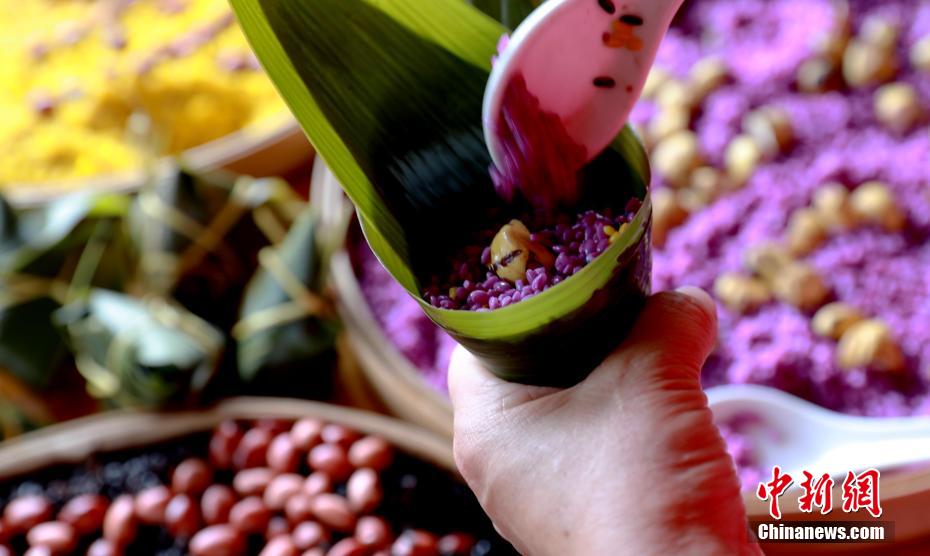 Pessoas fazem “zongzi” para receber Festival do Barco do Drag?o em Guangxi