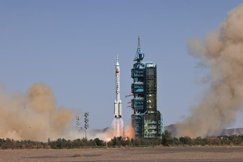 China lan?a miss?o tripulada para completar constru??o da esta??o espacial