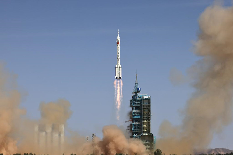 China lan?a miss?o tripulada para completar constru??o da esta??o espacial