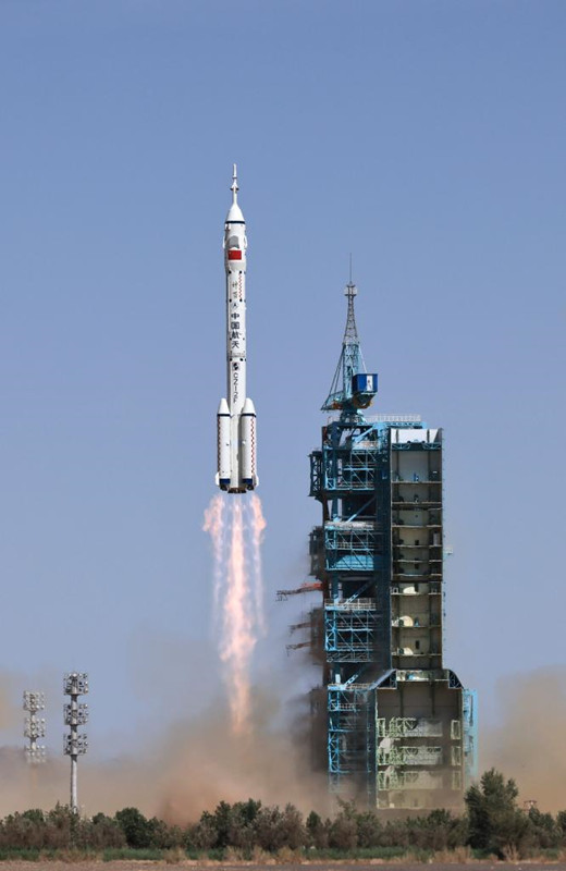 China lan?a miss?o tripulada para completar constru??o da esta??o espacial