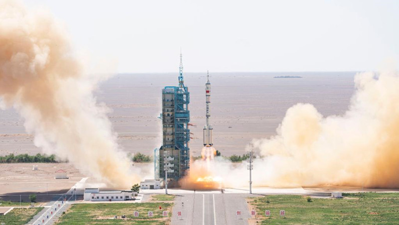 China lan?a miss?o tripulada para completar constru??o da esta??o espacial