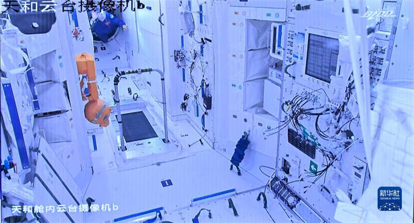 Astronautas da Shenzhou-14 entram no módulo central da esta??o espacial