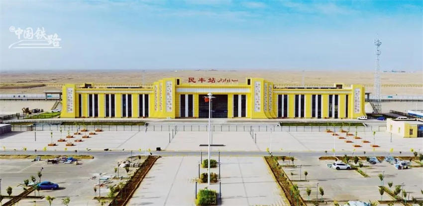 China:?primeira?ferrovia?circundante do?deserto Taklimakan inicia opera??o