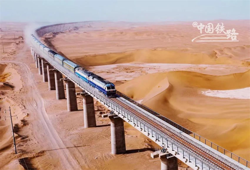 China:?primeira?ferrovia?circundante do?deserto Taklimakan inicia opera??o