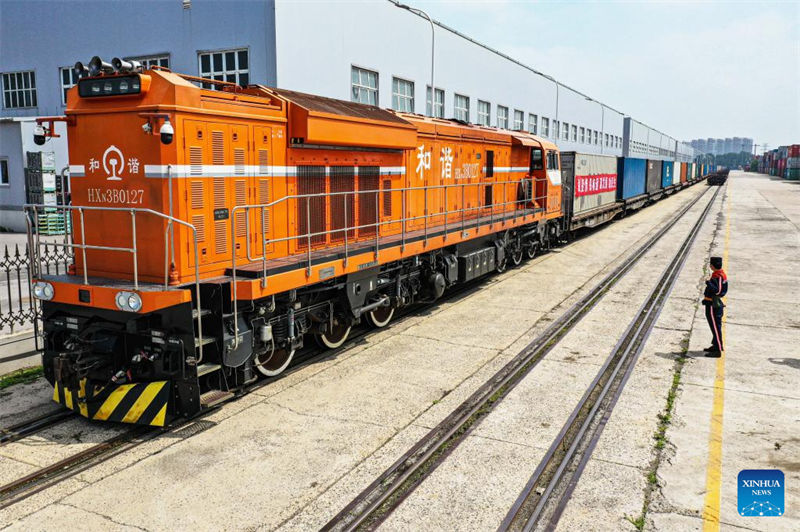 Esta??o Ferroviária Leste de Shenyang recebe partida do 100o trem de carga China-Europa 