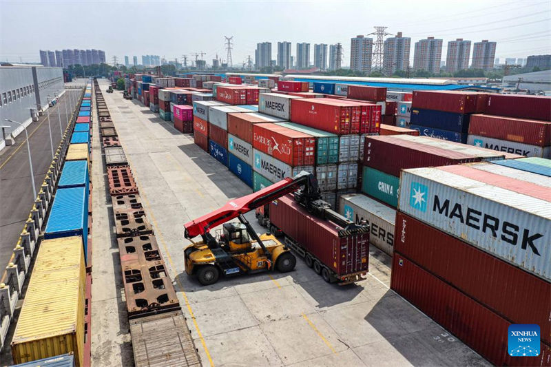 Esta??o Ferroviária Leste de Shenyang recebe partida do 100o trem de carga China-Europa 