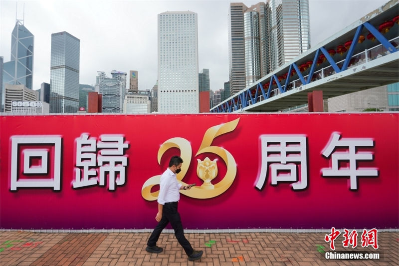 Galeria: atmosfera comemorativa às vésperas do 25o aniversário do retorno de Hong Kong à pátria