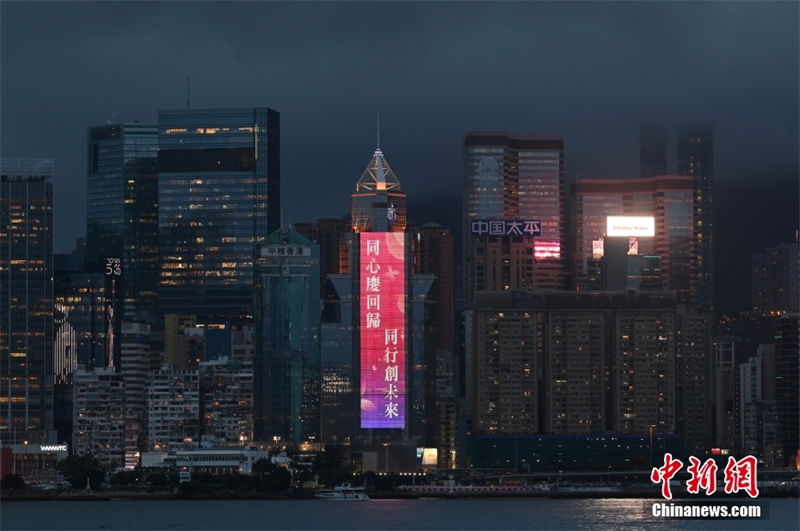 Galeria: atmosfera comemorativa às vésperas do 25o aniversário do retorno de Hong Kong à pátria