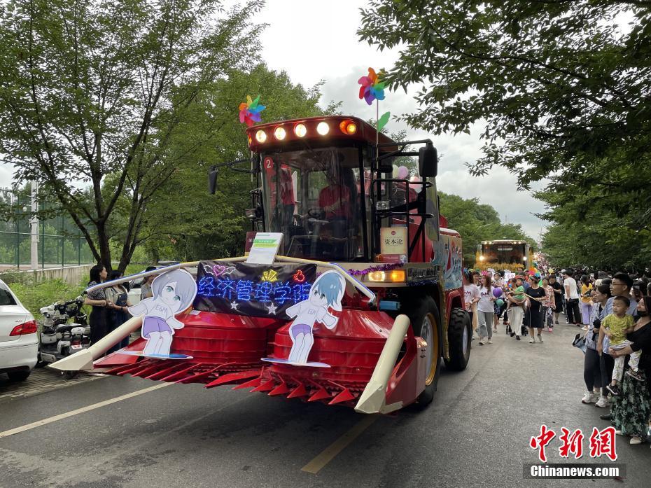 Desfile de máquinas agrícolas é realizado na Universidade Agrícola de Huazhong