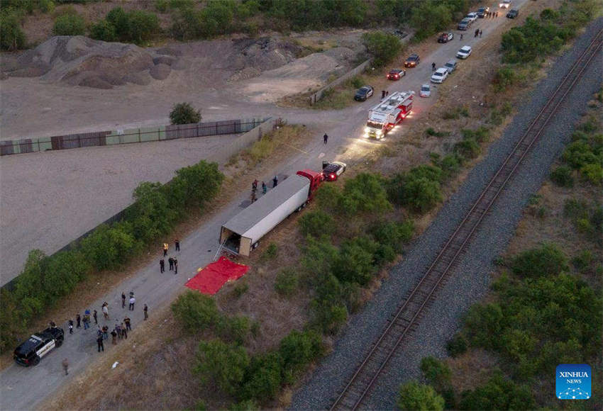 Número de imigrantes mortos encontrados dentro de caminh?o de 18 rodas no Texas sobe para 50