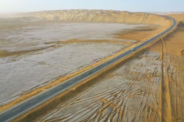 Nova rodovia colocada em opera??o no maior deserto da China