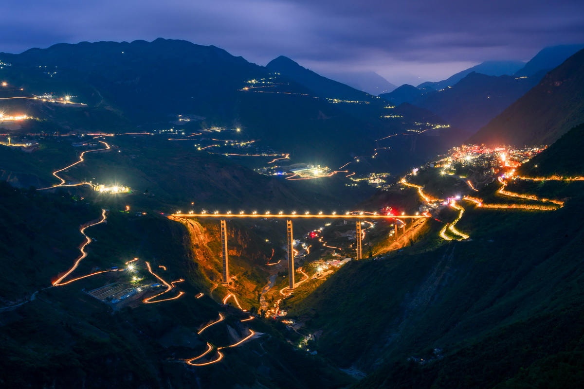 Ponte com píer de estrutura rígida mais alta do mundo é aberta ao tráfego no sudoeste da China