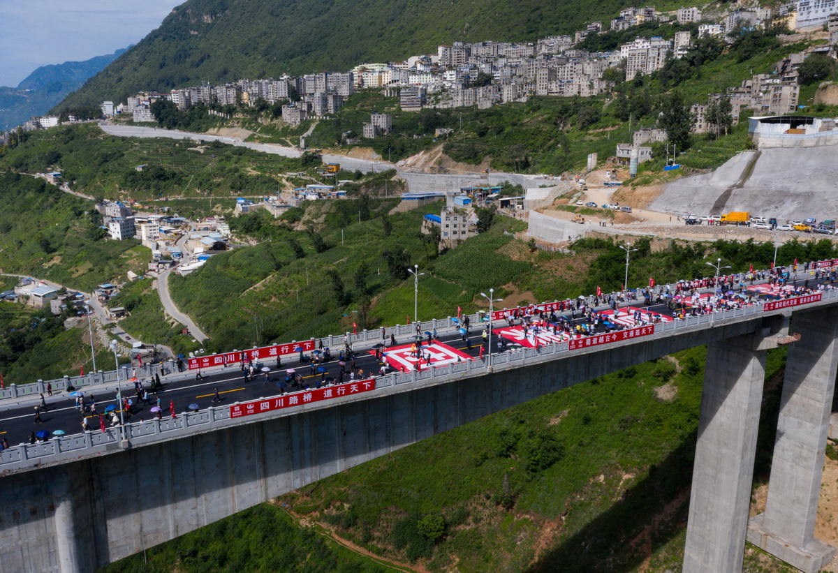 Ponte com píer de estrutura rígida mais alta do mundo é aberta ao tráfego no sudoeste da China