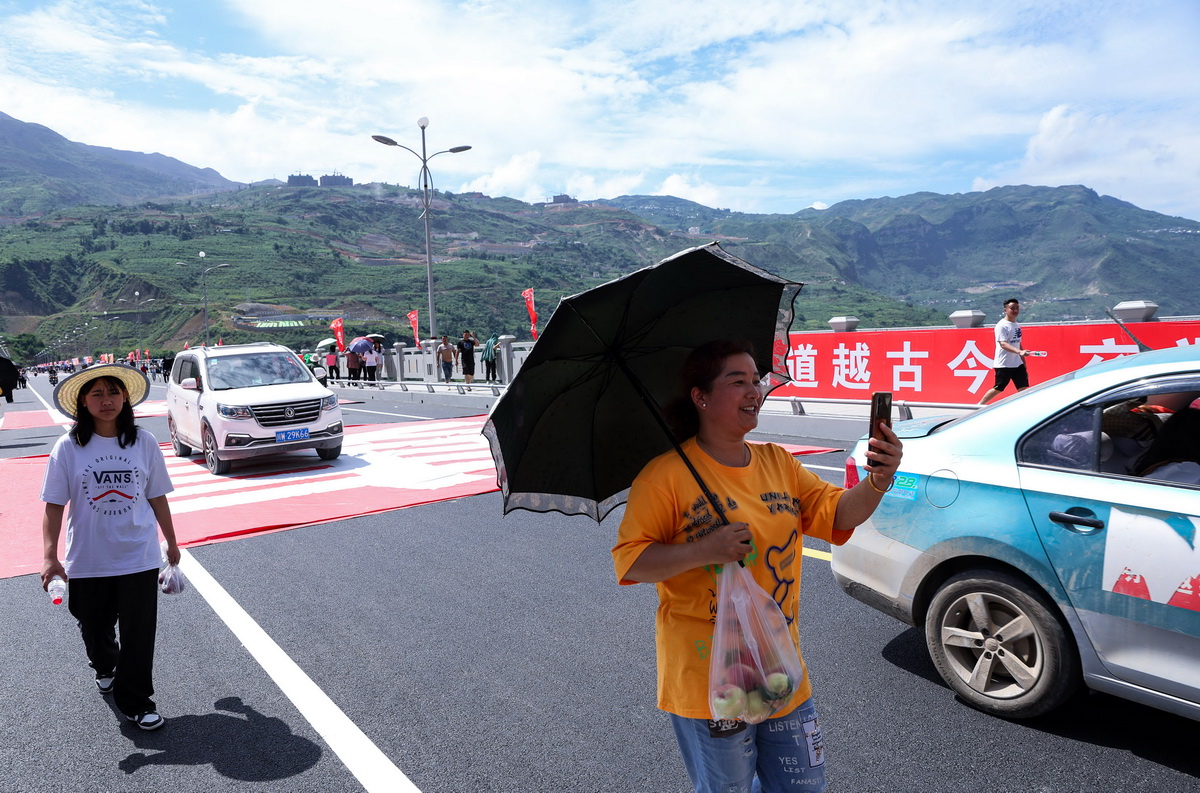 Ponte com píer de estrutura rígida mais alta do mundo é aberta ao tráfego no sudoeste da China