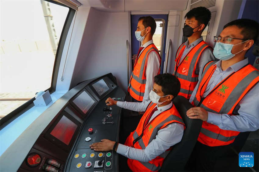 VLT construído por empresas chinesas e egípcias inicia teste no Egito