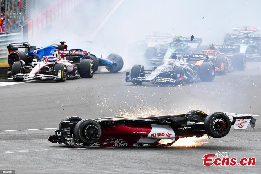 Zhou Guanyu escapa de acidente assustador no GP da Gr?-Bretanha de Fórmula 1