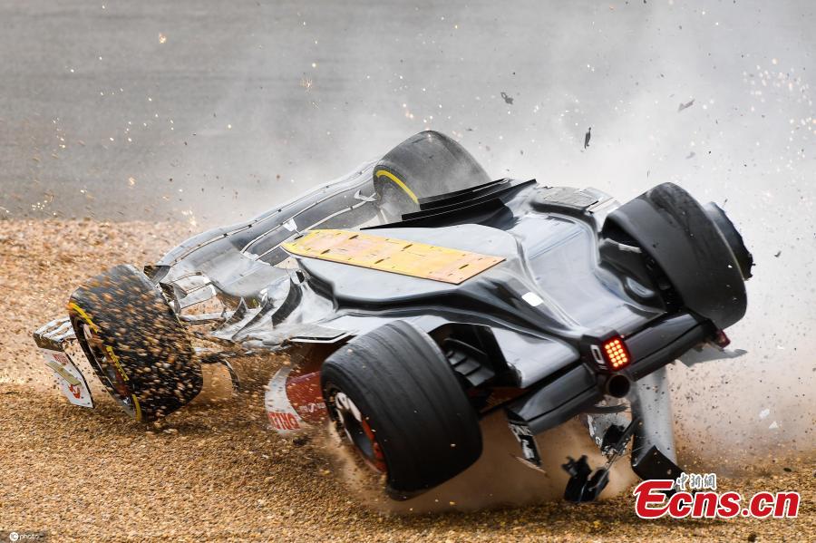 Zhou Guanyu escapa de acidente assustador no GP da Gr?-Bretanha de Fórmula 1