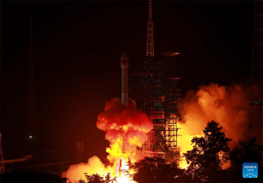 China lan?a novo satélite de retransmiss?o de dados