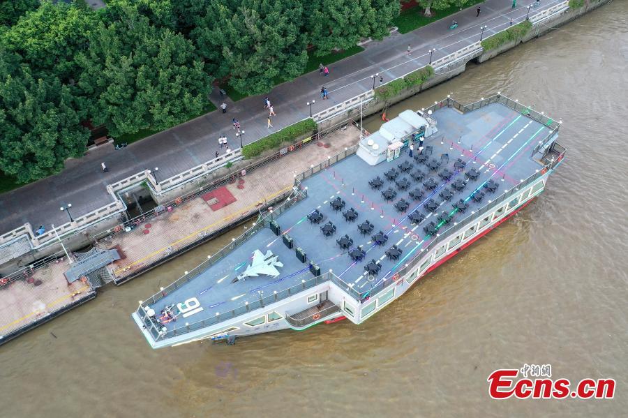 Navio cruzeiro com temática de porta-avi?es atrai visitantes