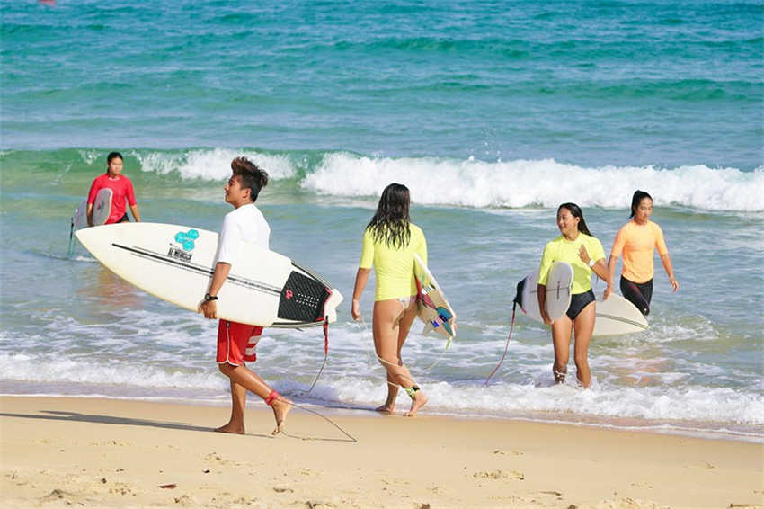Hainan atrai visitantes de surf no ver?o