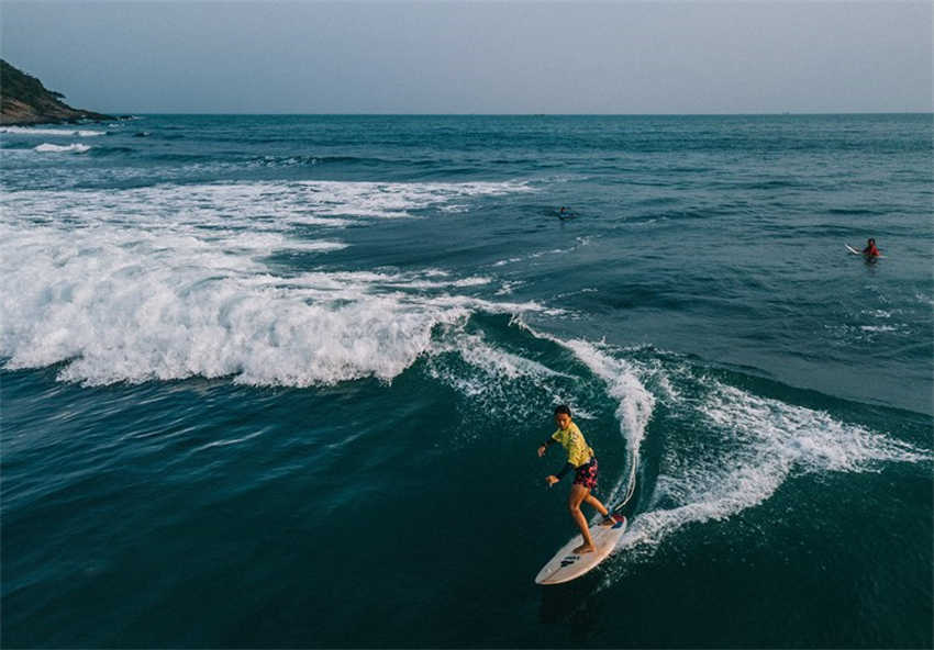 Hainan atrai visitantes de surf no ver?o