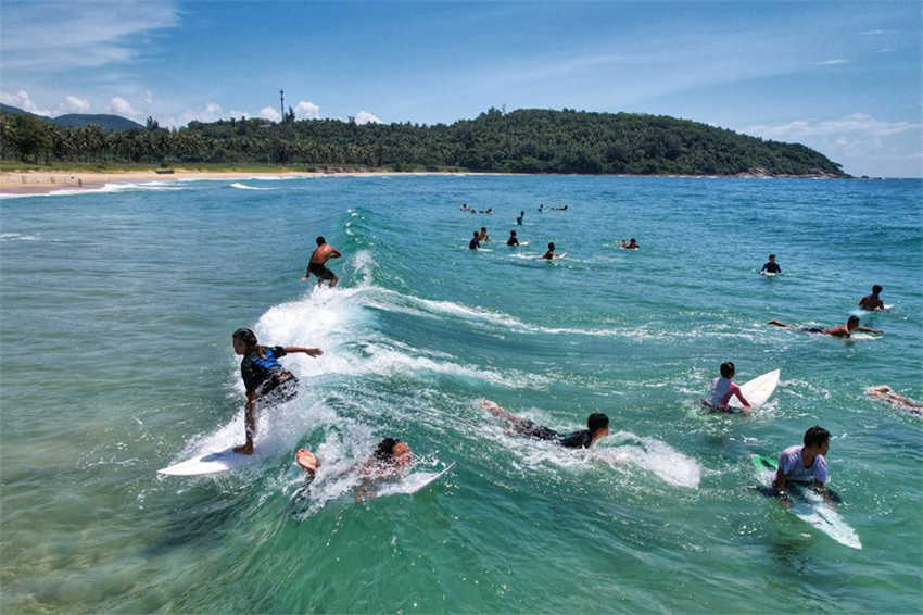 Hainan atrai visitantes de surf no ver?o