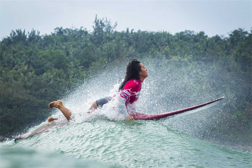 Hainan atrai visitantes de surf no ver?o