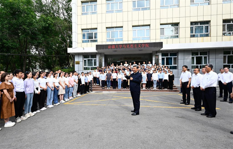 Xi Jinping inspeciona Urumqi, Xinjiang