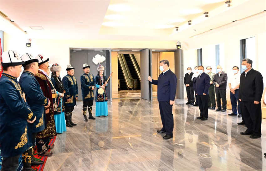 Xi Jinping enfatiza prote??o de patrim?nio cultural após assistir a apresenta??o étnica em Xinjiang