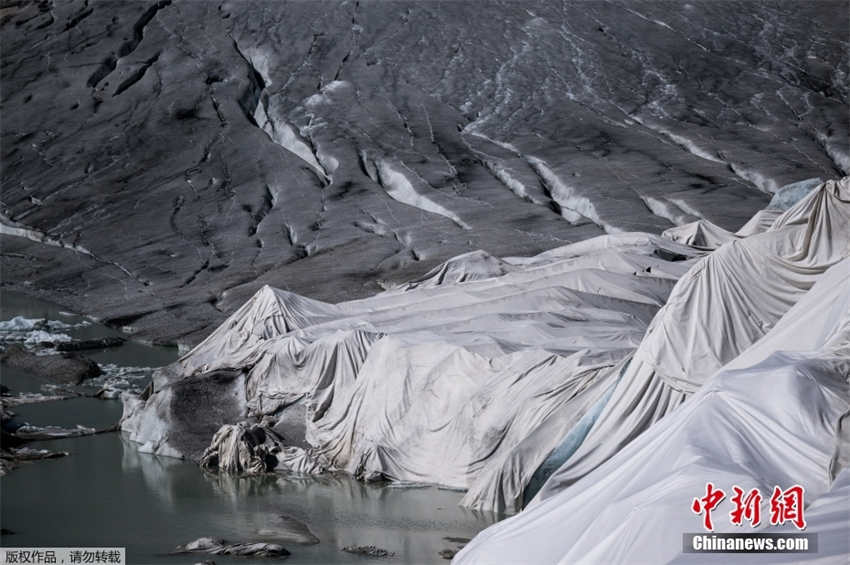 Suí?a cobre a geleira mais antiga dos Alpes com tapetes para evitar o degelo
